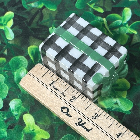 Hallmark Christmas Presents Salt & Pepper Shackers NEW - Picture 11 of 12